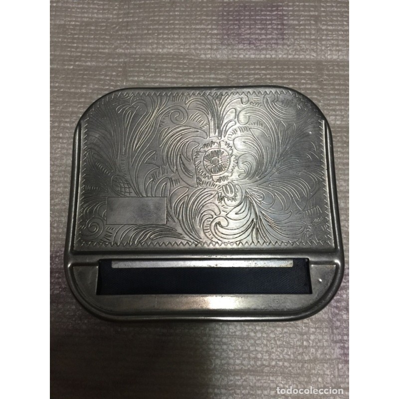 CAJITA ANTIGUA PARA LIAR TABACO CON RELIEVE.
