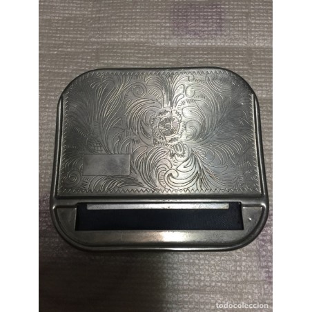 CAJITA ANTIGUA PARA LIAR TABACO CON RELIEVE.