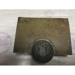 CAJITA METALICA CON UNA MONEDA AUSTRIACA 1 THALER DE 1780.
