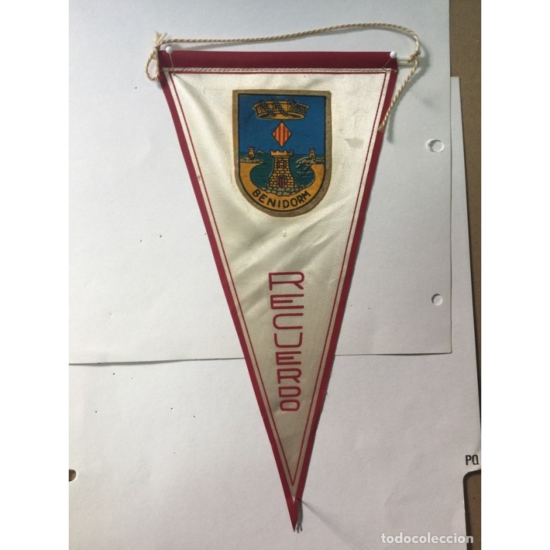 BENIDORM. BANDERIN ANTIGUO EN SEDA. CON ESCUDO.