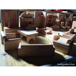 CASA DE MUÑECAS. 33 PIEZAS HECHAS A MANO. MUEBLES Y ACCESORIOS.